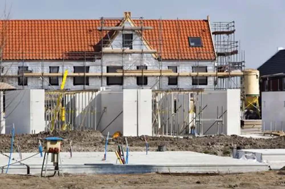 Bouwplaatst: een rijtje nieuwe woningen in aanbouw.