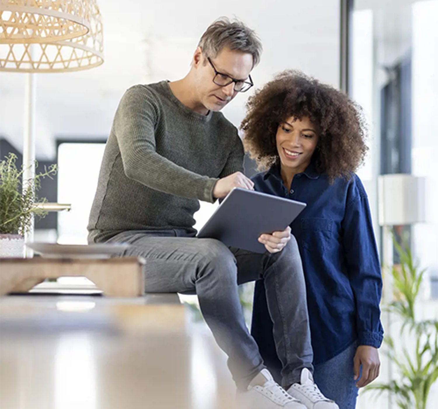 Stel kijkt samen naar een tablet