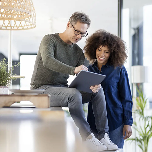Stel kijkt samen naar een tablet