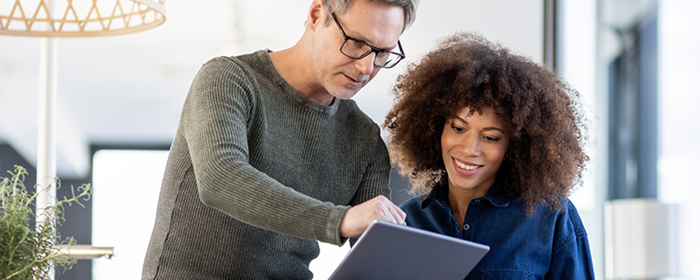 Stel kijkt samen op tablet