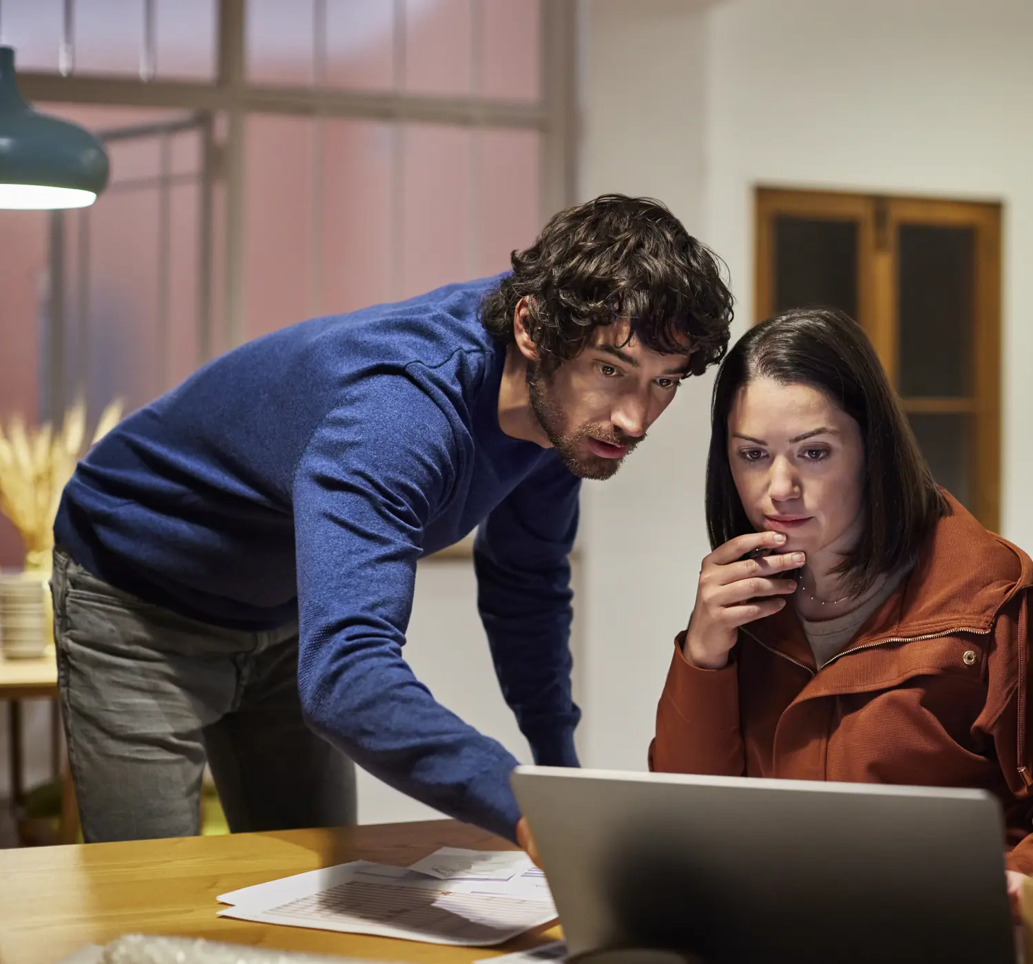 Man en vrouw bekijken samen iets op een laptop.