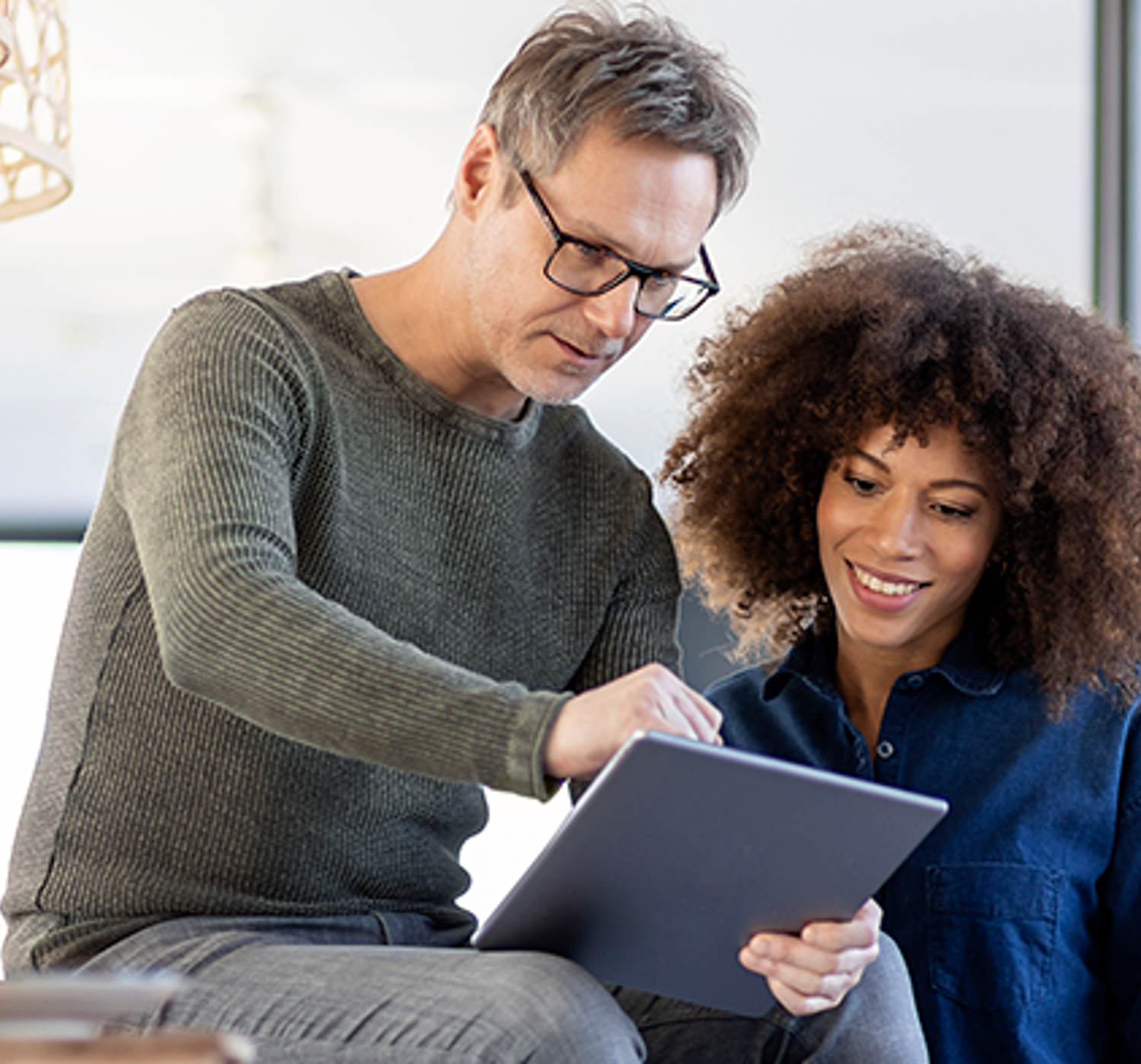 Stel kijkt samen op een tablet.