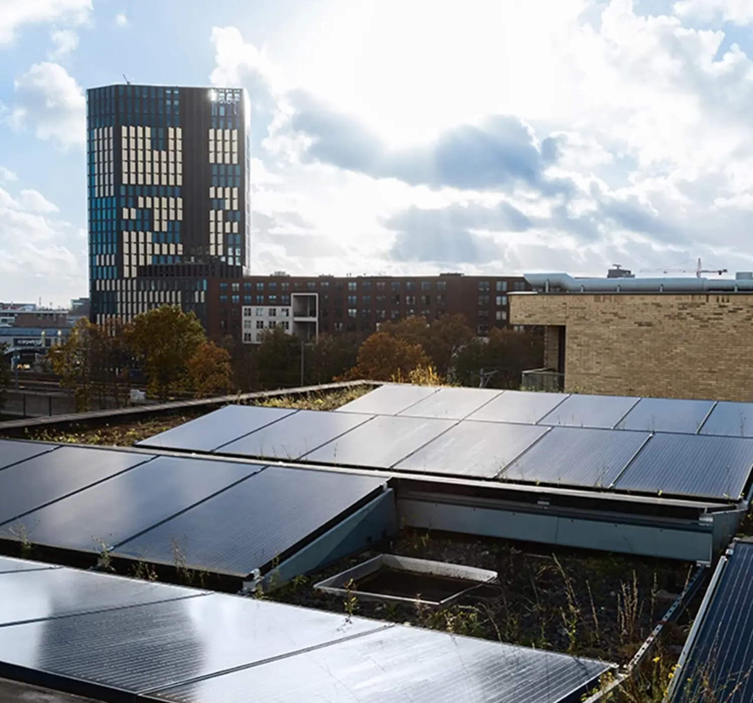 Zonnepanelen bovenop dak in Amsterdam