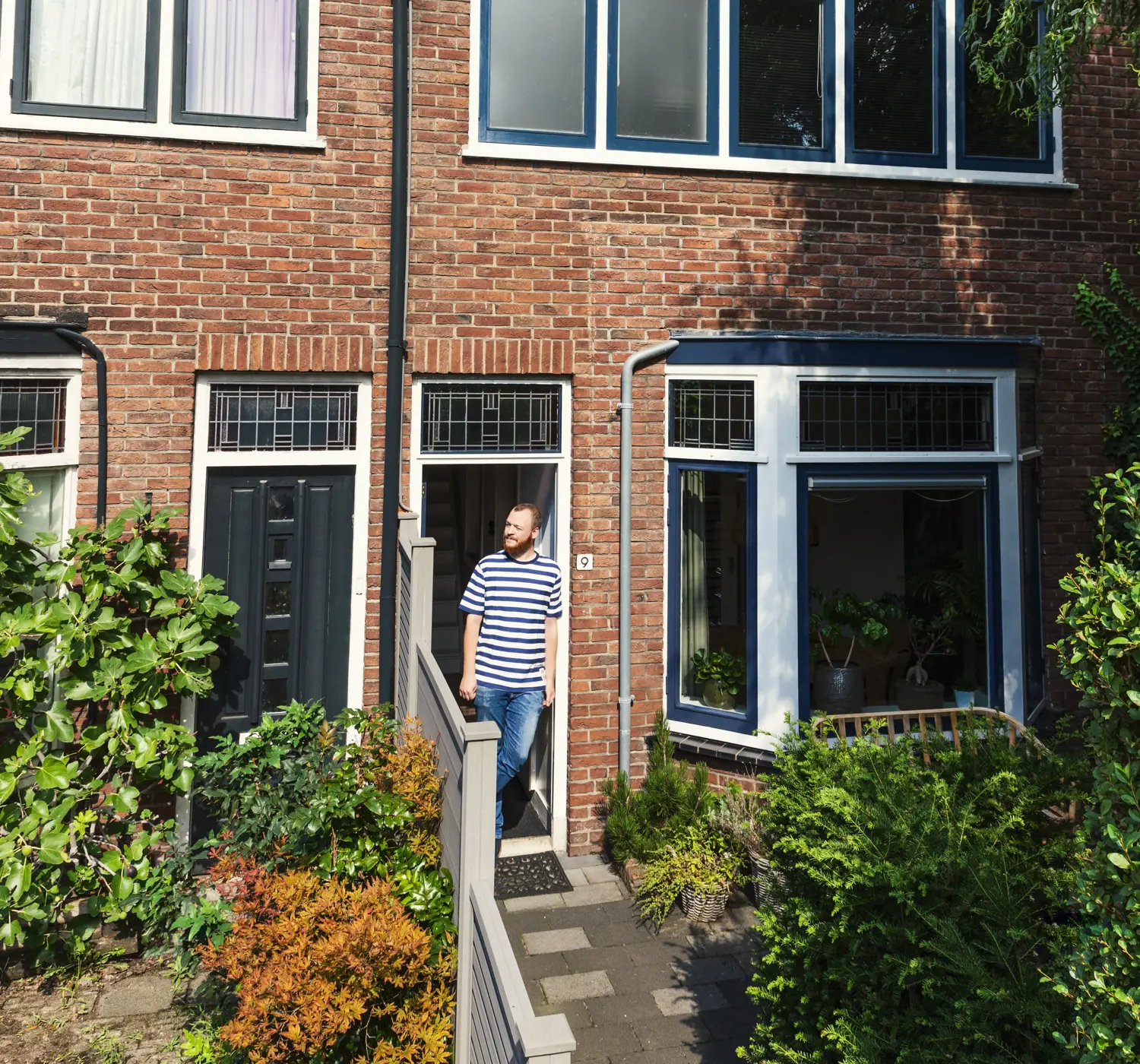Man staat in deuropening van eigen huis